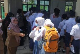 Vaksinasi Covid-19 sasar pelajar SMA N 1 Baradatu, senin (22/11/21).