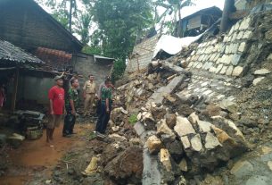 Intensitas Hujan Tinggi Akibatkan Dua Rumah Rusak, Babinsa Himbau Warga Tingkatkan Kewaspadaan