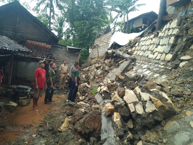 Intensitas Hujan Tinggi Akibatkan Dua Rumah Rusak, Babinsa Himbau Warga Tingkatkan Kewaspadaan