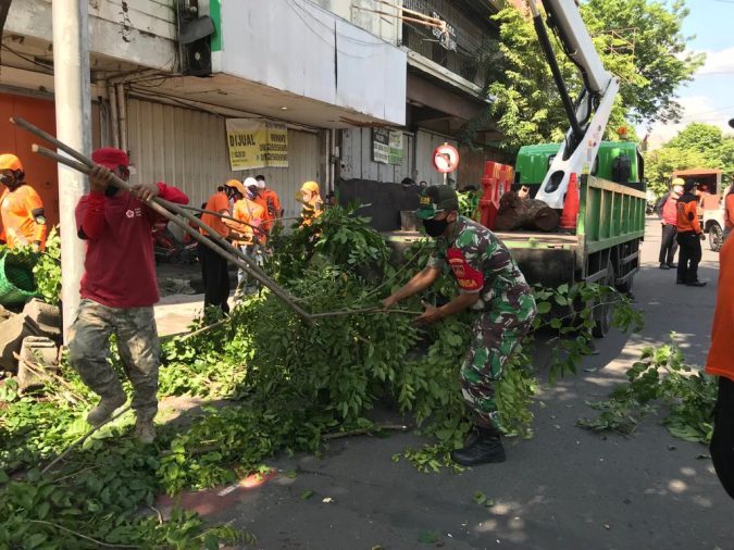 Tanggap Bencana Alam, Danramil 04/Jebres Gelar Apel Gabungan Dilanjutkan Perempelan Pohon Besar