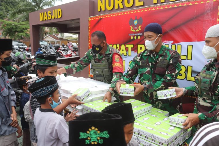 Jum'at Peduli, Kodim 0410/KBL Berbagi di Masjid Nurul Huda