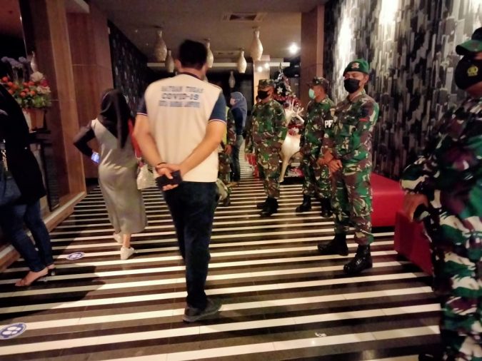 Tim Patroli Kodim 0410/KBL Bersama Satgas Covid 19 Bandar Lampung Gelar Operasi Yustisi di Tempat Hiburan Malam