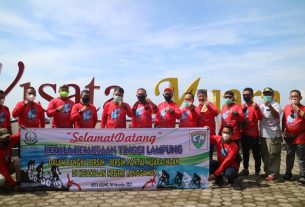 Kajati Lampung Lakukan Gowes Bersama dan Baksos di Tanggamus