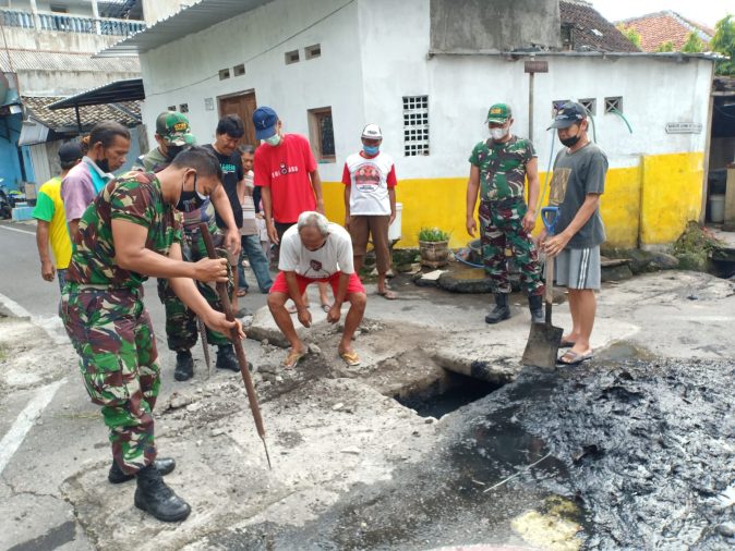 Satkowil Koramil Laweyan Normalisasi Saluran Air