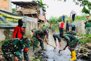 Karya Bakti TNI Satkowil Koramil 410-04/TKT Laksanakan Grebek Sungai dan Pembuatan Talud Warga