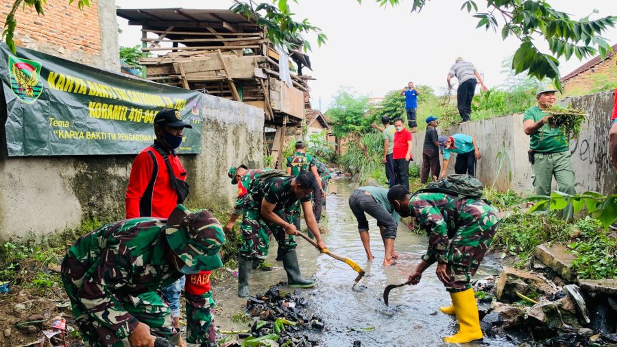 Karya Bakti TNI Satkowil Koramil 410-04/TKT Laksanakan Grebek Sungai dan Pembuatan Talud Warga