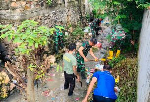 Karya Bati TNI Satkowil Koramil 410-04/TKT Laksanakan Grebek Sungai dan Pembuatan Talud Warga