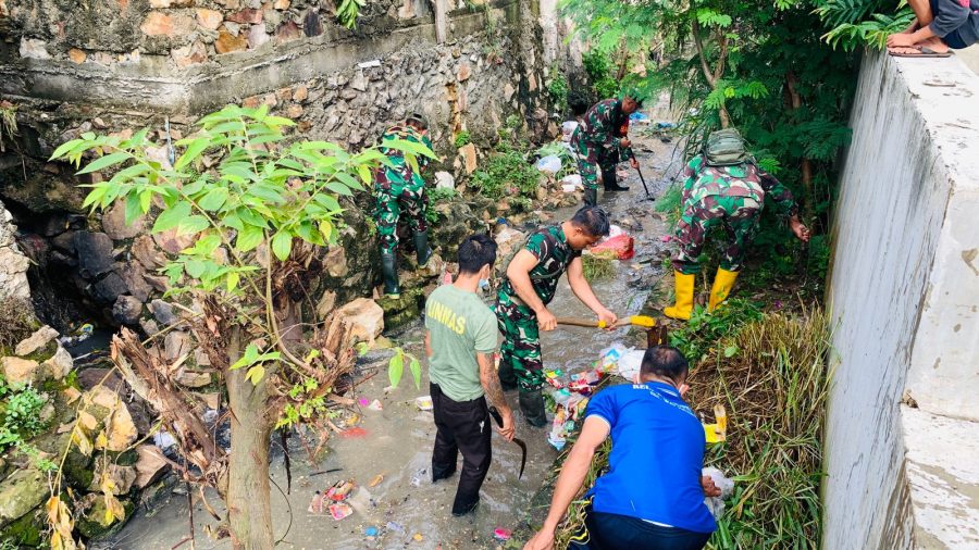 Karya Bati TNI Satkowil Koramil 410-04/TKT Laksanakan Grebek Sungai dan Pembuatan Talud Warga