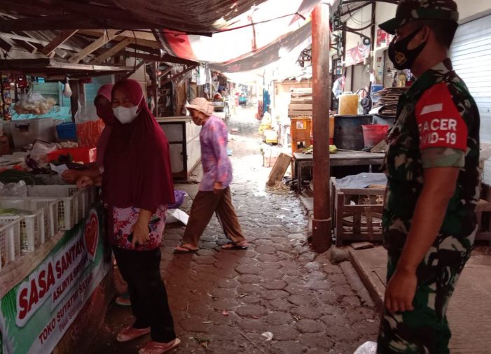 Keliling Pasar Tradisional, Ini Yang Dilakukan Babinsa Koramil Sidoharjo