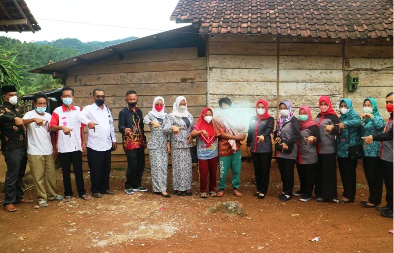 Ketua LKKS Tanggamus Jenguk Penderita Anemia