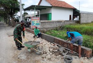 Babinsa Bantu Pembangunan Talud Jalan, Untuk Mencegah Terjadinya Longsor