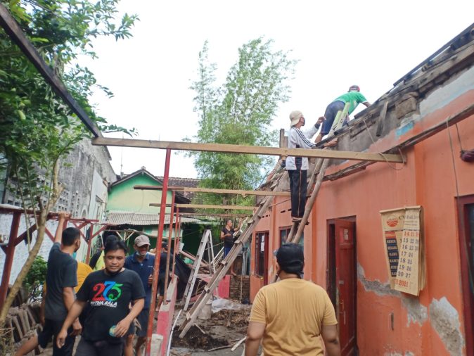 Mantap..!! Babinsa Bantu Warga Gotong Royong Bangun Rumah