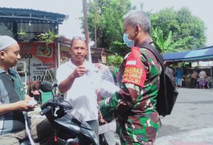 Masyarakat Mulai Lupa, Inilah Aksi Babinsa Serengan Ingatkan Prokes dan Bagi Masker Gratis