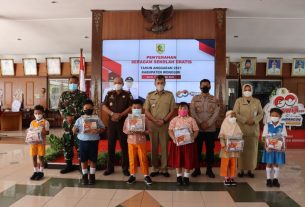 Mayor Inf Nurul Muthahar Hadiri Penyerahan Seragam Sekolah Gratis Bagi Peserta Didik Baru Jenjang SD dan SMP Sederajat