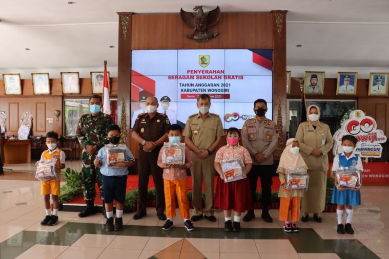 Mayor Inf Nurul Muthahar Hadiri Penyerahan Seragam Sekolah Gratis Bagi Peserta Didik Baru Jenjang SD dan SMP Sederajat