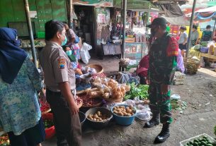 Meski Hari Libur, Babinsa Tetap Aktif Berikan Himbuan Prokes Dan Sosialisasikan PPKM Level 2 Di Pasar Harjodaksino