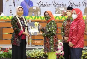 Pacu Semangat Ibu-Ibu PKK Pringsewu, Ibu Riana Sari Arinal Minta Kader Jadi Pelopor Perubahan Masyarakat di Masa Pandemi Covid-19