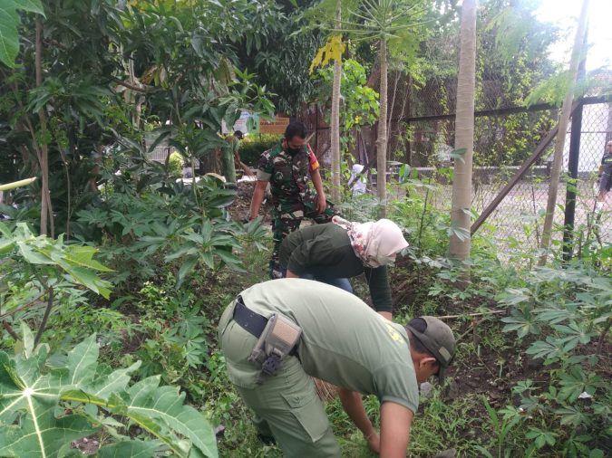 Pandemi Covid 19 Belum Usai, Babinsa Purwosari Pelopori Warganya Kerja Bakti Bersihkan Lingkungan