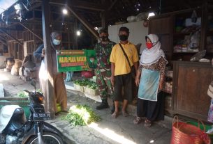 Pantau Kondisi Wilayah, Babinsa Himbau Warga Terapkan Protkes