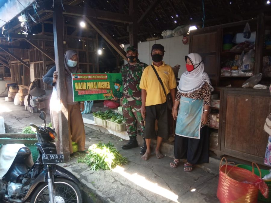 Pantau Kondisi Wilayah, Babinsa Himbau Warga Terapkan Protkes