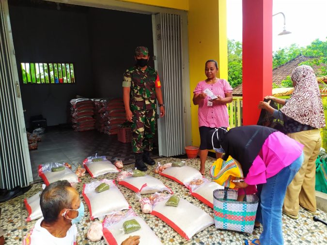 Pastikan Sesuai Protkes, Babinsa Giriharjo Dampingi Penyaluran BPNT