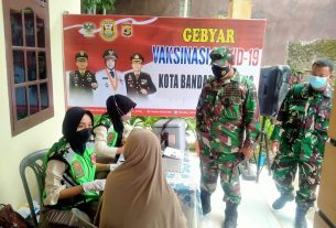 Pastikan Vaksinasi Berjalan Lancar, Danramil Kedaton Tinjau Kegiatan Vaksinasi Covid-19 di Kelurahan Rajabasa Pemuka