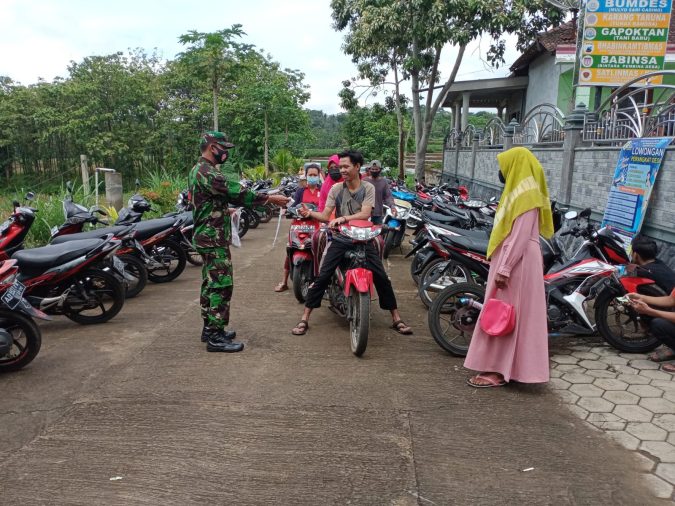 Patroli Protkes Babinsa Koramil 21/Bulukerto Berikan Himbauan Protkes Dan Bagikan Masker