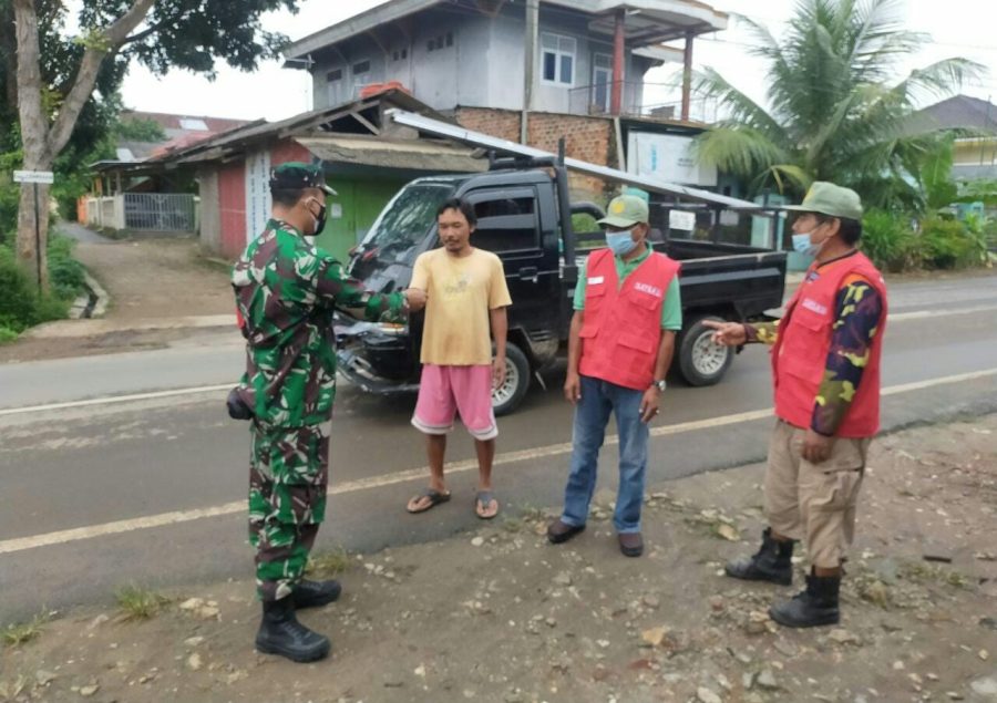 Patroli Wilayah, Serda Gaguk Triyatno Imbau Warga Jangan Kendor 5 M