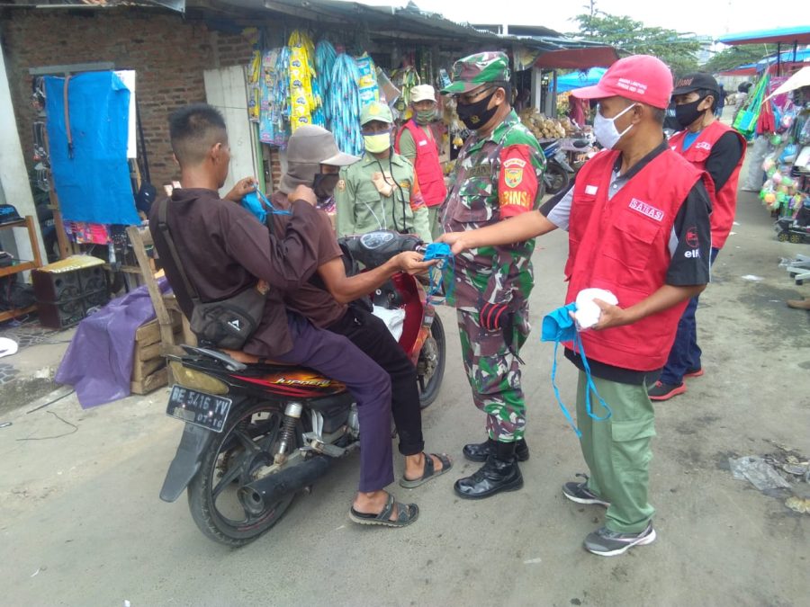 Peduli Warga Binaan, Babinsa Koramil 410-02/TBS Bersama Satgas Covid-19 Bagikan Masker Gratis