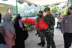 Pembagian Paket Sembako Kepada Warga Kurang Mampu di Lokasi KBD Tahap VII Kelurahan Banjarsari