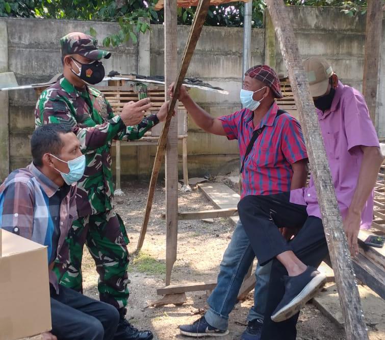 Pererat Silaturahmi Dengan Warga, Serka Selamet Laksanakan Komsos di Wilayah Binaan