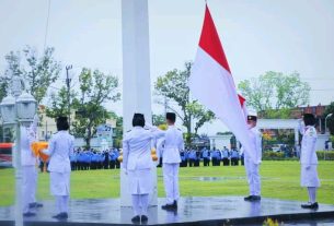 Meski hujan Beni Hernedi Pimpin Upacara Hari Pahlawan