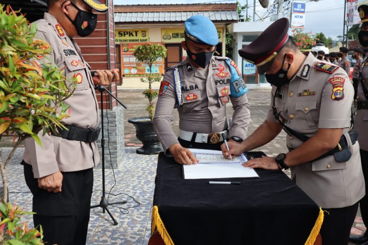 Polres Tulang Bawang Barat Menggelar Upacara Serah terima jabatan.