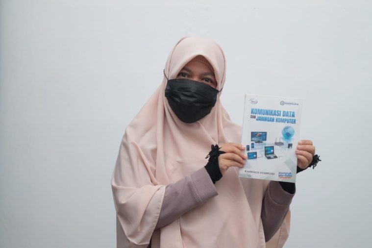 Rahmalia Syahputri Terbitkan Buku Berjudul “Komdat & Jarkom”