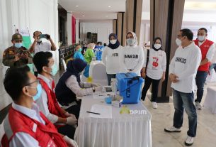 Riana Arinal Tinjau Vaksinasi yang Digelar PMI Provinsi Lampung bekerjasama dengan Kantor Kesehatan Pelabuhan Kelas II Panjang