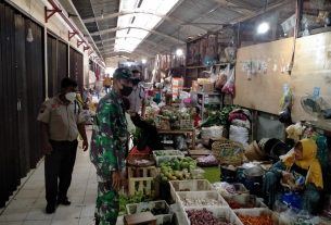 Sambangi Pasar Tradisional, Serka M Nasirin Laksanakan Pengawasan Penerapan PPKM Level 2