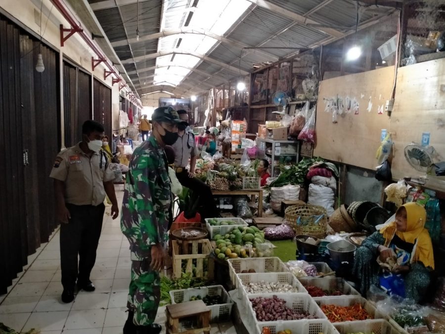 Sambangi Pasar Tradisional, Serka M Nasirin Laksanakan Pengawasan Penerapan PPKM Level 2