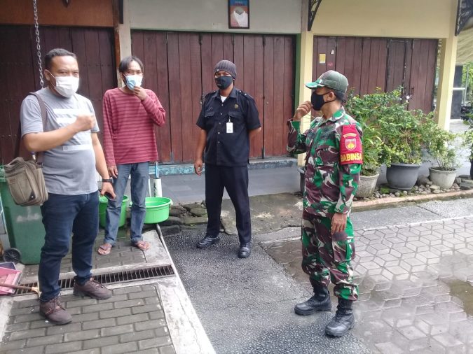 Sambangi Pasar Triwindu Solo, Babinsa Keprabon Himbau Pengunjung Patuhi Protkes