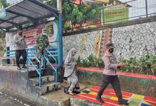 Seorang Wanita Sholat di Depan Gereja Diamankan Polsek TBU