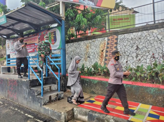 Seorang Wanita Sholat di Depan Gereja Diamankan Polsek TBU