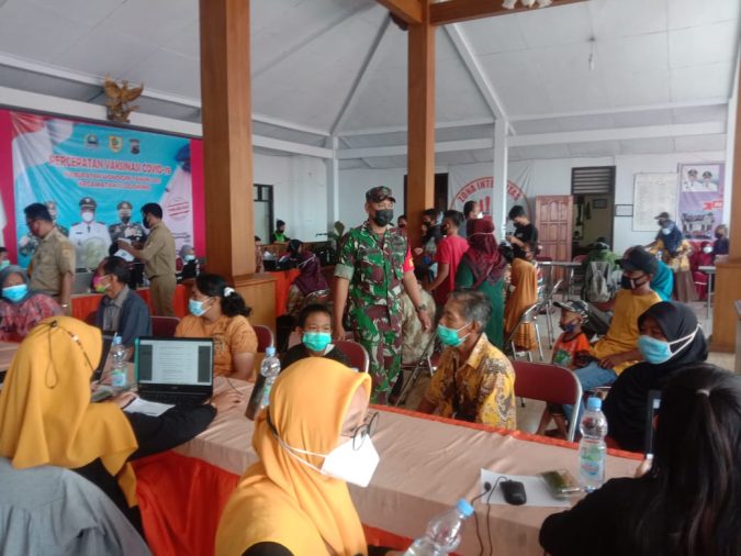 Koramil 22/Slogohimo Terjunkan Babinsa Bantu Kelancaran Vaksinasi