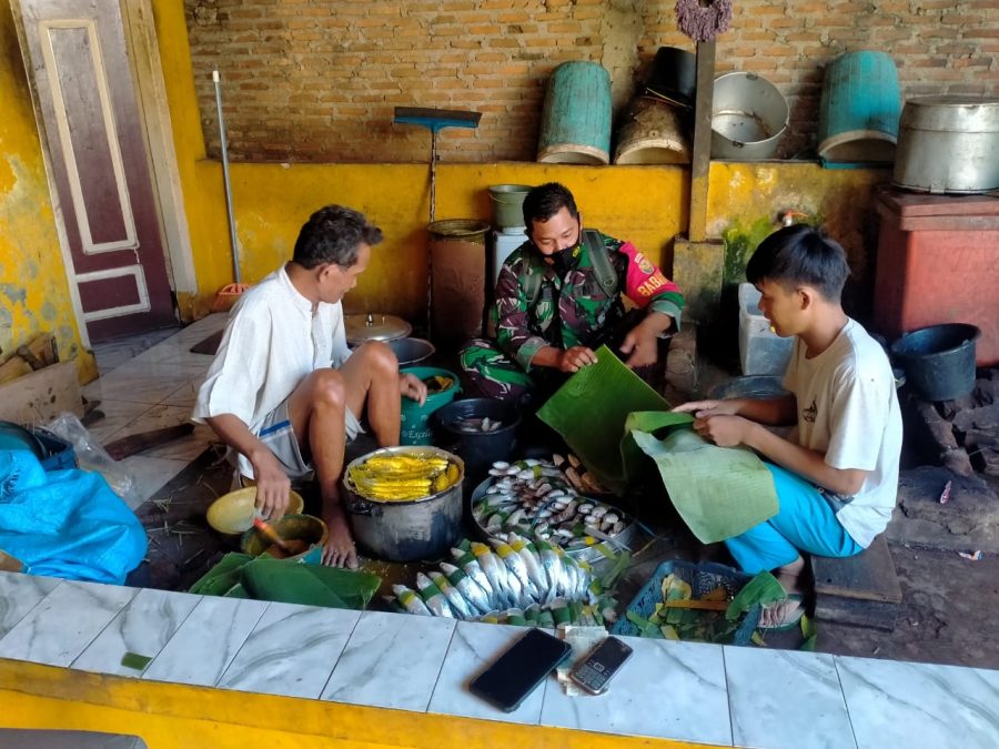 Babinsa Koramil 410-03/TBU Komsos Bersama Pedagang Ikan di Wilayah Binaan