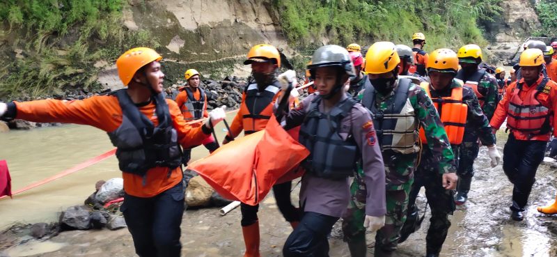TNI Bersama Tim Gabungan Berhasil Evakuasi Kakek Tertimbun Longsor
