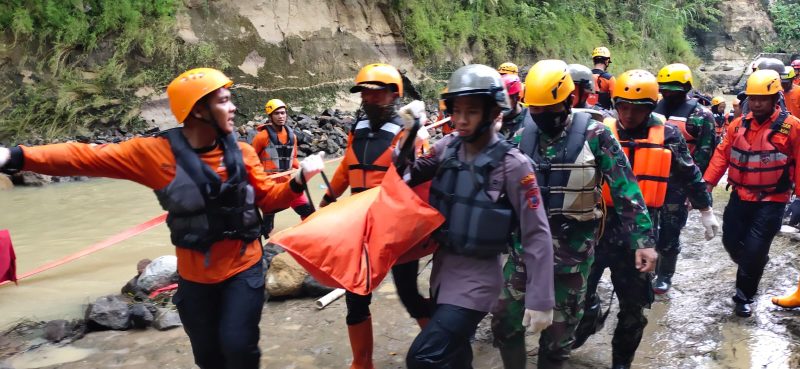 TNI Bersama Tim Gabungan Berhasil Evakuasi Kakek Tertimbun Longsor