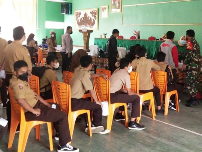 TNI dan Polri Wilayah Kimiling Bersinergi Berikan Vaksin Pelajar
