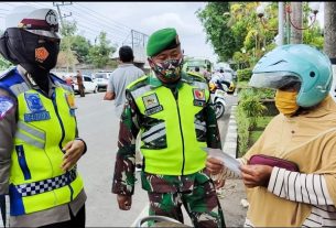 Tak Henti, Petugas Gabungan di Bojonegoro terus Ingatkan Masyarakat untuk Disiplin Prokes