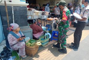 Tanpa Lelah, Babinsa Babinsa Bersama Satpam Bagikan Masker Gratis Dan Himbuan Prokes di Wilayah