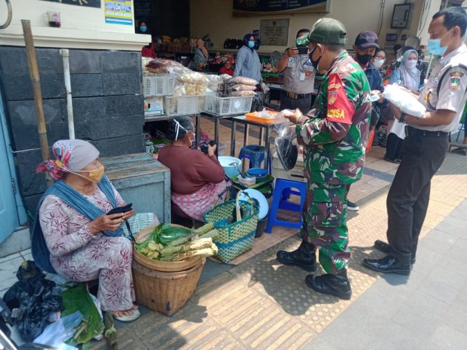 Tanpa Lelah, Babinsa Babinsa Bersama Satpam Bagikan Masker Gratis Dan Himbuan Prokes di Wilayah