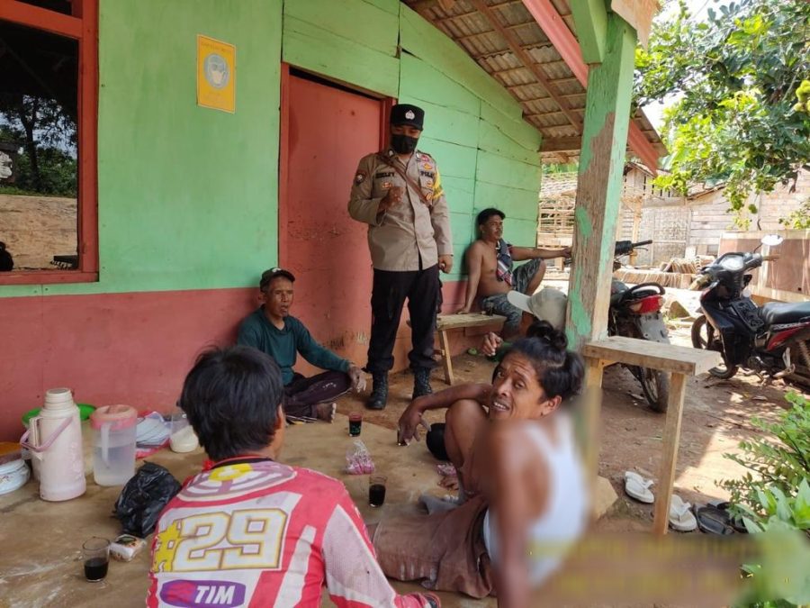 Kapolsek Rebang Tangkas bersama Bhabinkamtibmas Gunung Sari lakukan sosialisasi dan Himbauan, untuk tetap menjaga protokol kesehatan, Selasa (09/11/21).