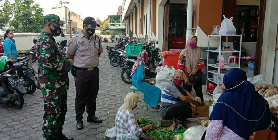 Terapkan PPKM Level 2, Serda Agus Santoso Sambangi Pasar